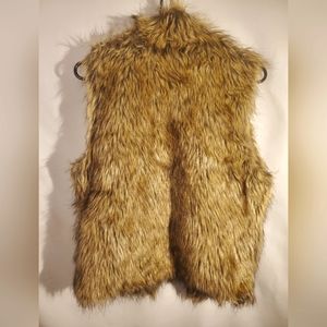 Ci Sono Lg faux fur sleeveless jacket.